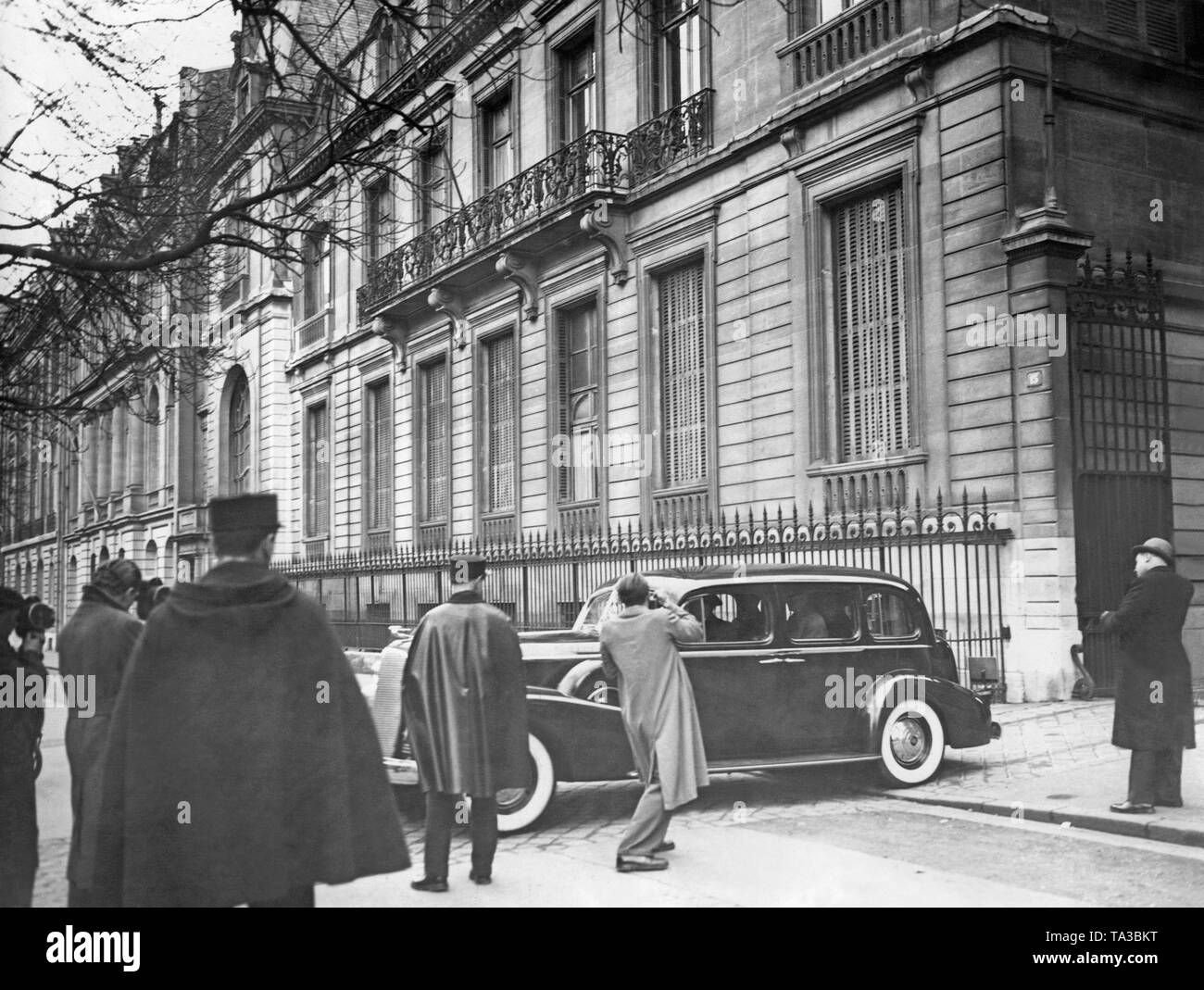Abfahrt des Präsidenten der Republik Spanien, Manuel Azana Diaz (1936-1939), so dass die Botschaft in der Avenue Marceau nach dem Zusammenbruch der Republikaner in den Bürgerkrieg am 9. Februar 1939. Stockfoto