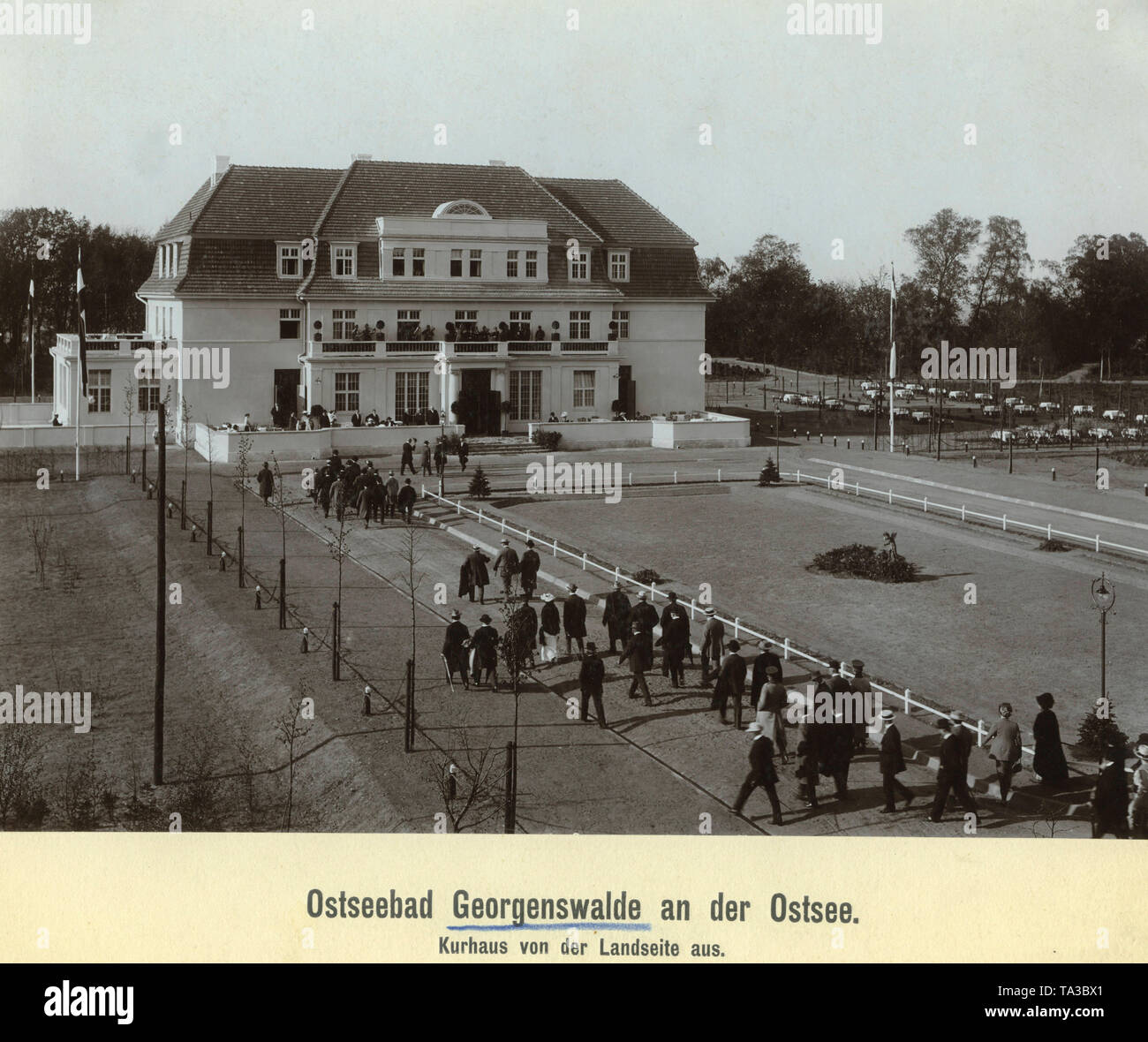 Das beach resort Georgenswalde auf der Ostsee, Kurhaus und Teil der Anlage während einer festlichen Veranstaltung. Stockfoto