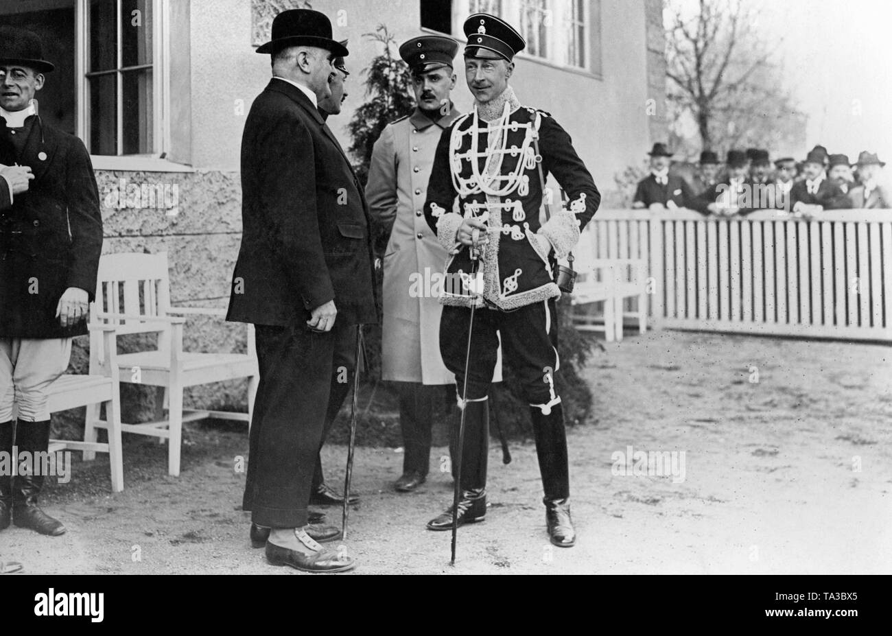 Kronprinz Wilhelm (rechts) in der Uniform der Totenkopfhusaren (1. Leib-Husaren-Regiment Nr. 1) aus Danzig als Zuschauer bei einem Pferderennen. Stockfoto