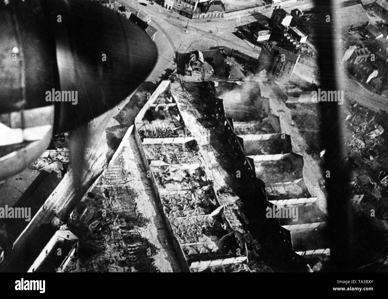 Eine Luftwaffe bomber Einheit, bestehend aus Heinkel He 111 Flugzeuge, bei einem Angriff auf Dünkirchen im Juni 1940. Im Hafen von Dünkirchen, Großbritannien gelungen, große Teile der British Expeditionary Force (BEF) während der Operation Dynamo im Juni 1940 evakuieren. Stockfoto