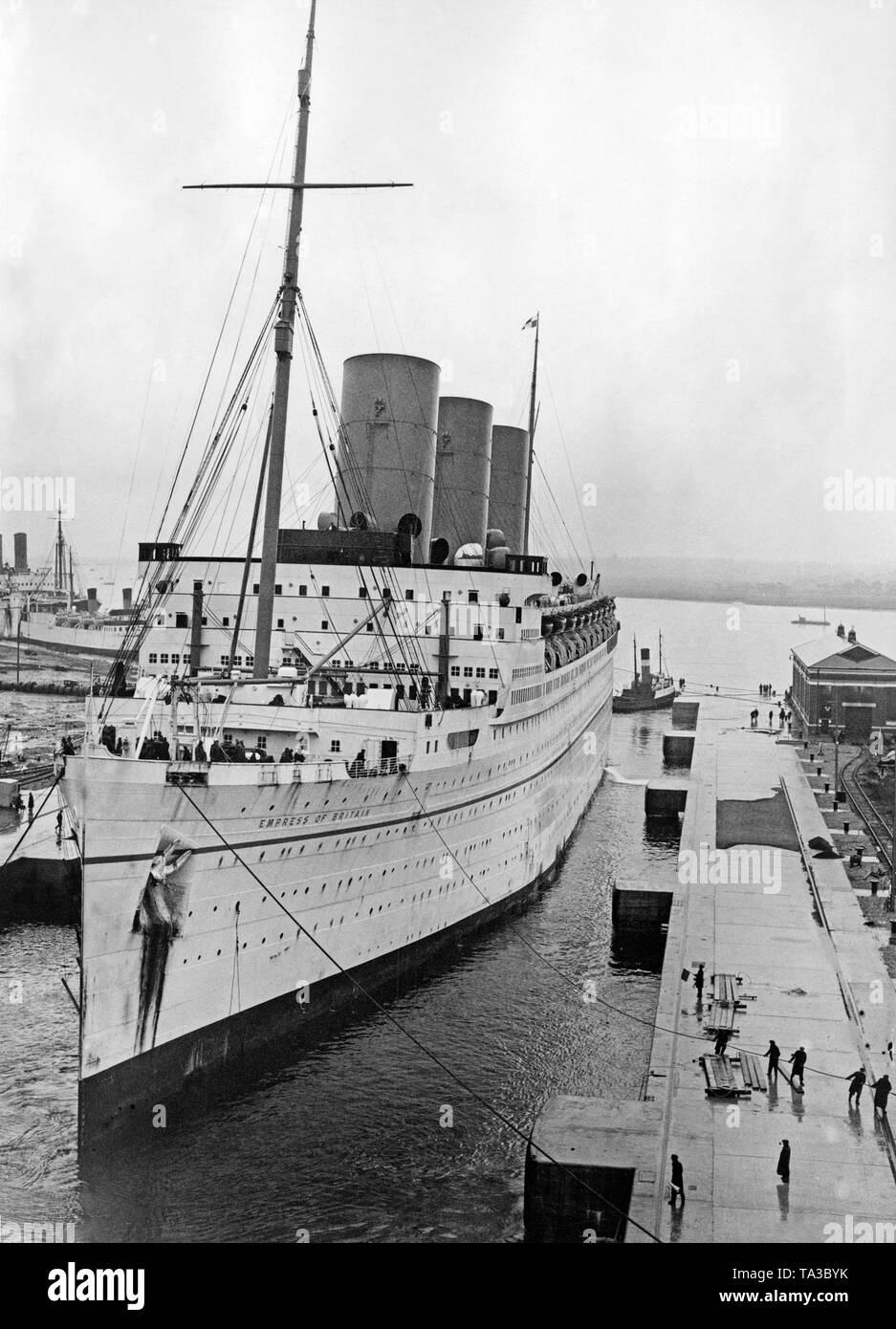 Der Ozeandampfer RMS 'Empress of Britain' in den Anhängungsbolzen in einem Trockendock in Southampton für ihre jährliche Überholung. Stockfoto