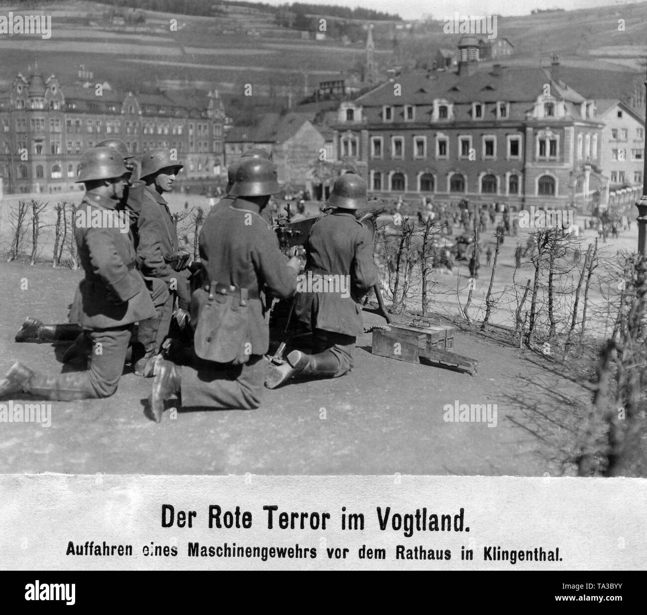 Gegen den heftigen Widerstand der bewaffneten roten Arbeiter, die Regierung greift Reichswehr und Freikorps Einheiten, den Aufstand niederzuschlagen. Dieses Foto zeigt die Reichswehr, dass ein schweres Maschinengewehr vor dem Rathaus Halterungen, um den Markt in Klingenthal im Vogtland zu schützen. Stockfoto