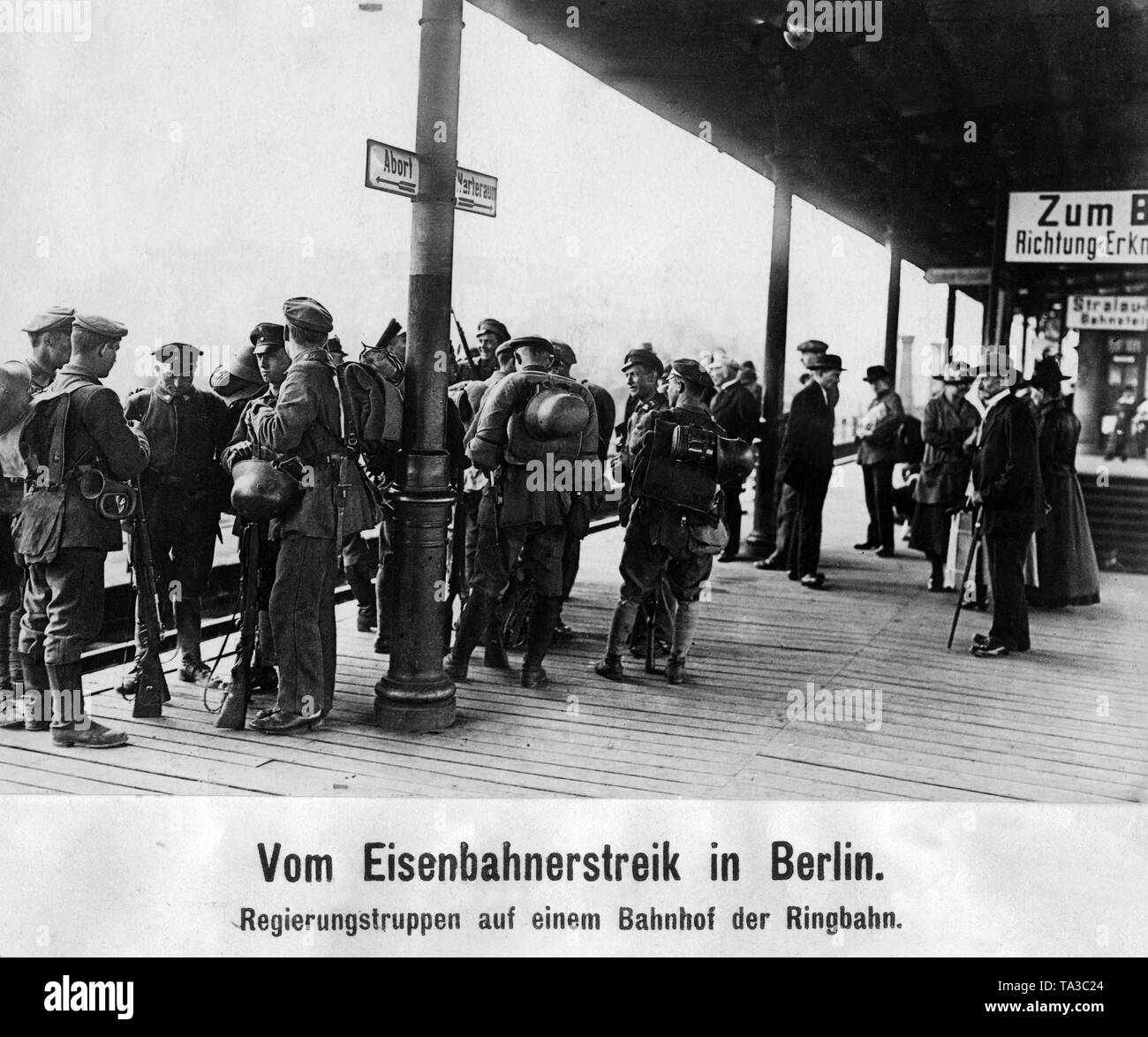 Im Laufe der massenstreiks während der Berliner Maerzkaempfe (März kämpft), ein großer Teil des öffentlichen Lebens stürzte in mehrere Viertel der Hauptstadt. Freikorps Warten auf einen Zug in Berlin-Friedrichshain. Stockfoto