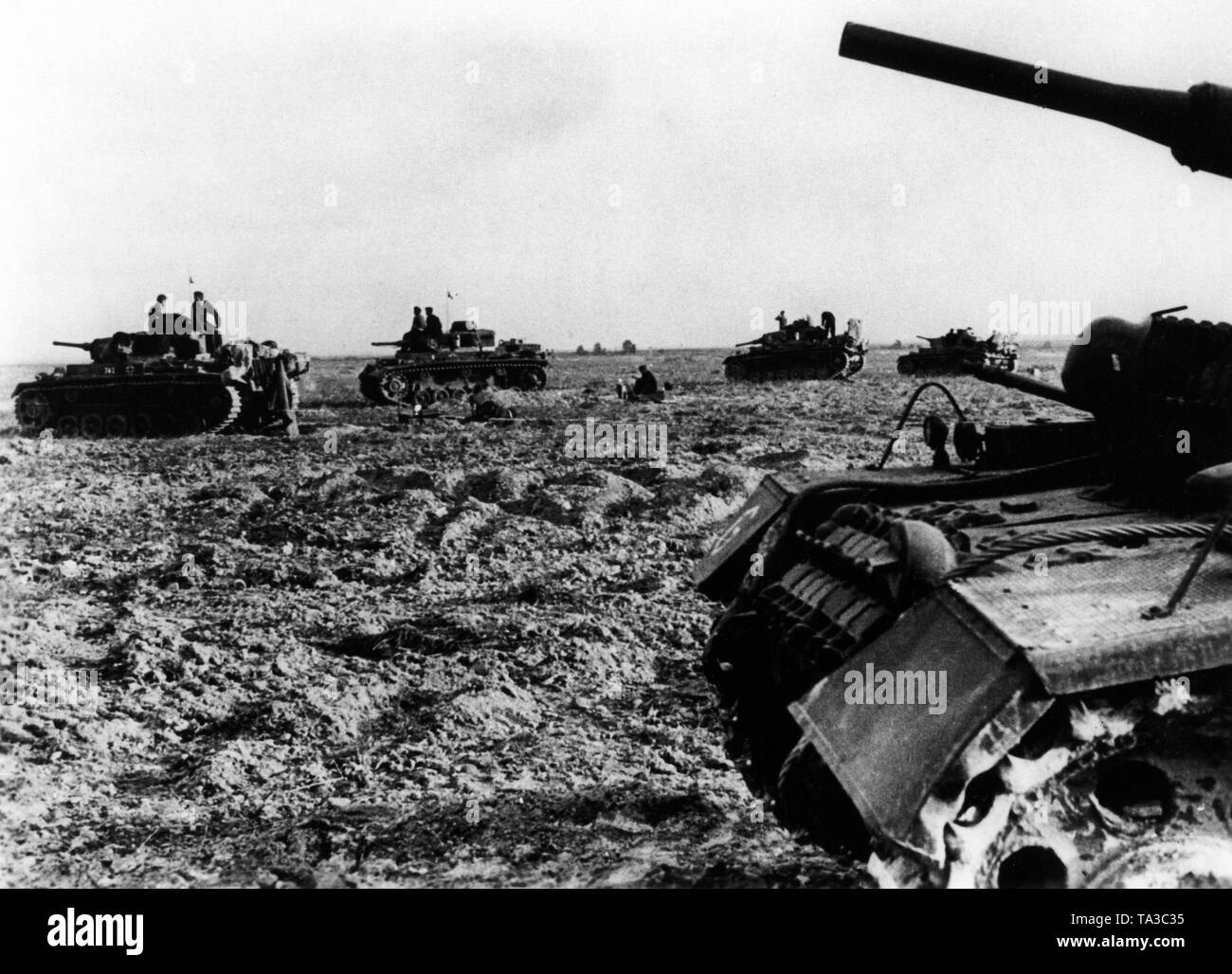 Panzer III des 10. Panzerdivision sichern einen Flügel gegen russische Gegenangriffe. Stockfoto