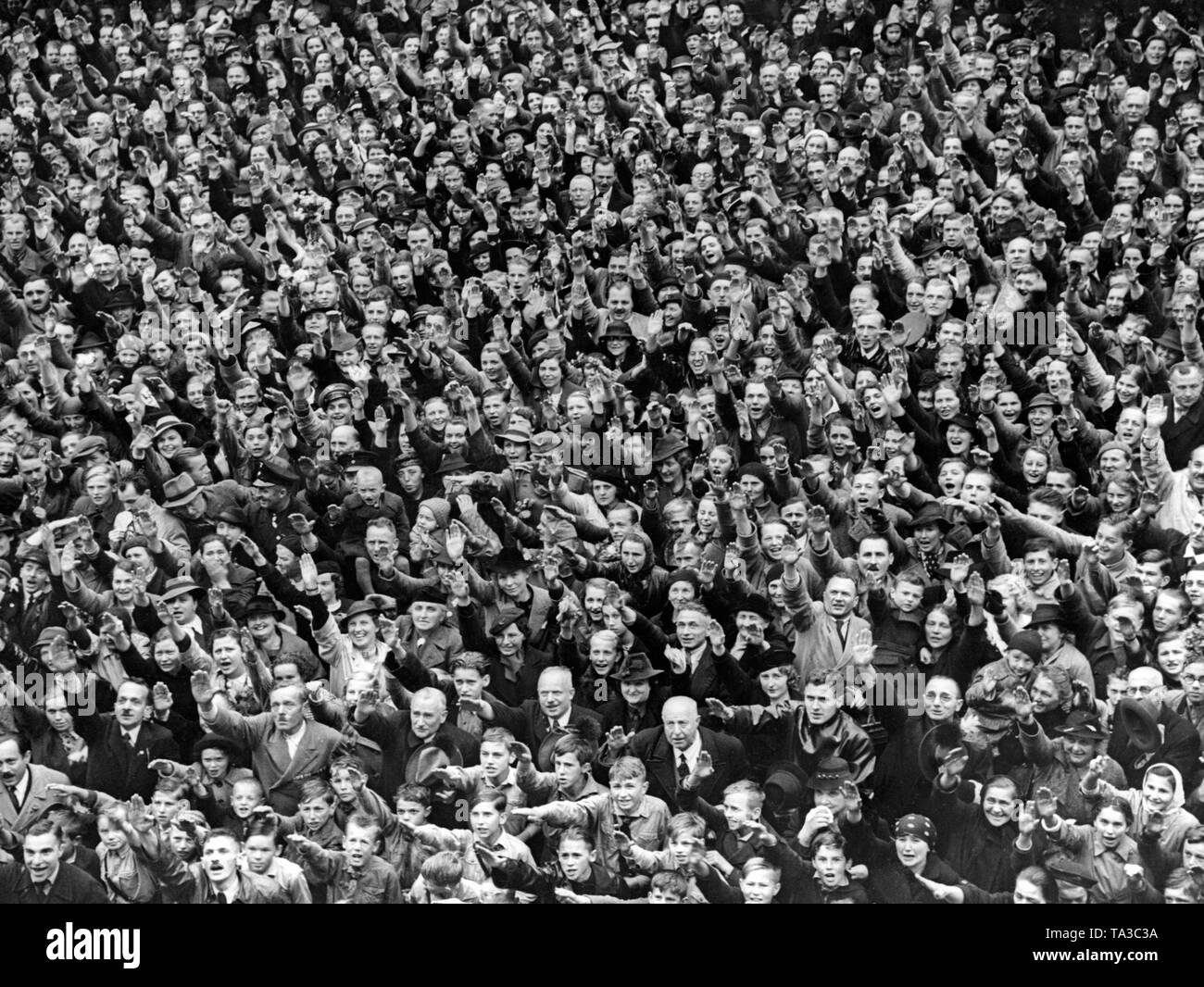 Blick auf eine Masse in Karlsbad (Karlovy Vary) Heute am 4. Oktober 1938, während Adolf Hitler ist eine Rede nach der Besetzung des Sudetenlandes. Sie grüßen Hitler mit den Hitlergruß. Stockfoto