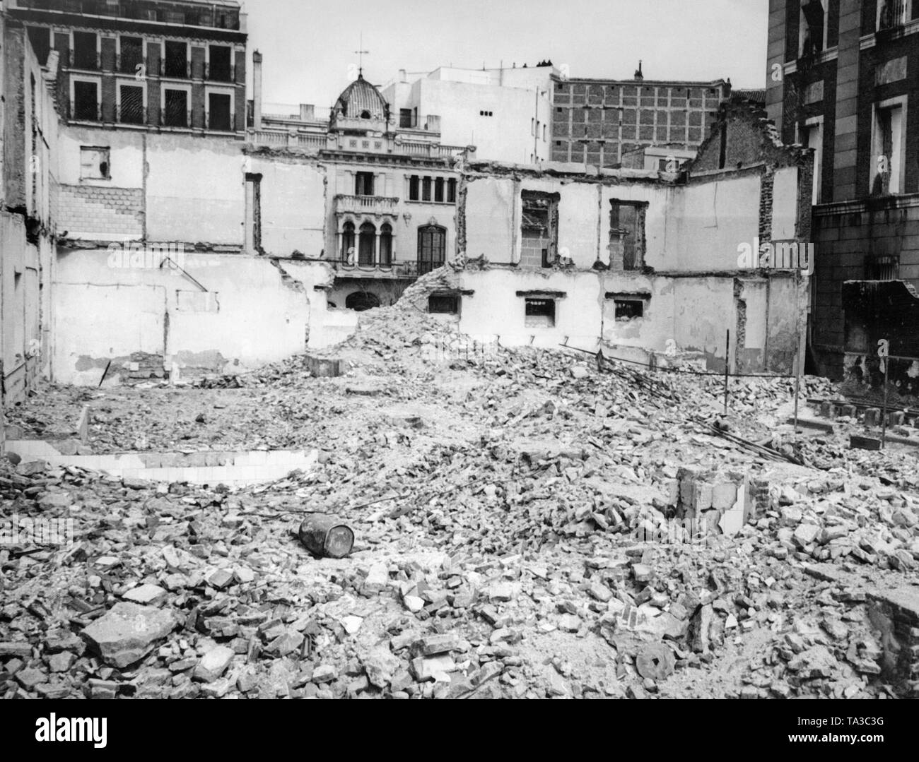 Blick auf das völlig zerstörte Kasernen" Cuartel de la Montana" in der Calle de Segovia, südlich der Königliche Palast, Pricipe Pio in Madrid, Spanien, 1936. Der Coup des spanischen Nationalen Fraktion unter der Führung von General Francisco Franco im Spanischen Bürgerkrieg begann von der Kaserne. Trotz eines heftigen Bombardierung, die Truppen waren in der Lage, ein paar Tage hier zu verbringen. Stockfoto