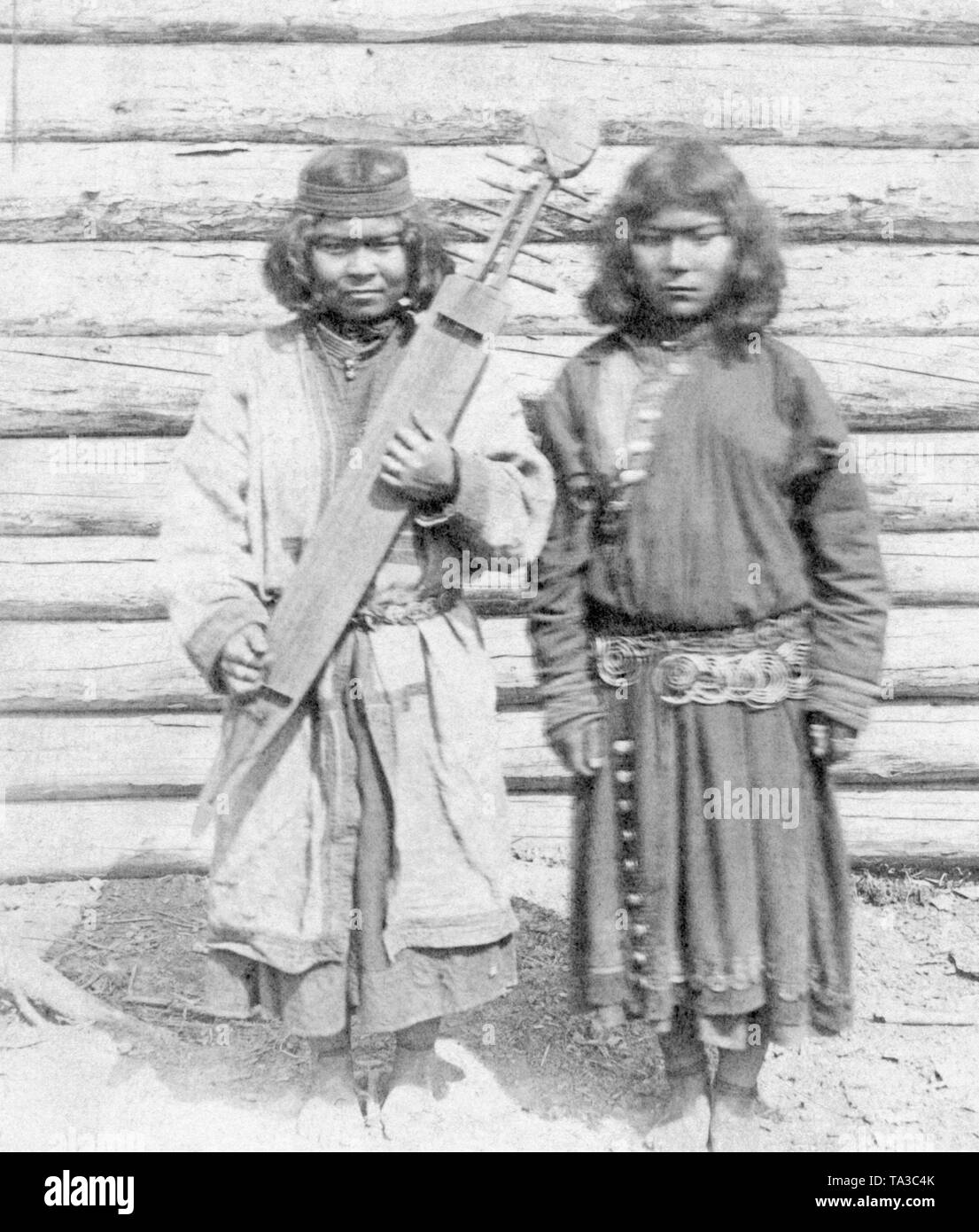 Zwei Frauen aus einer indigenen Volksgruppe der Sakhalin Insel posieren für ein Foto. Eine der beiden Frauen hält ein Musikinstrument in der Hand. Stockfoto