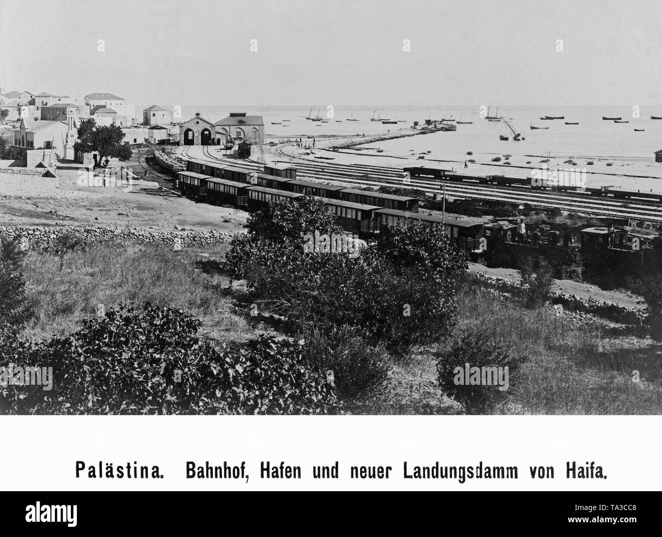 Der Bahnhof und der Hafen von Haifa im heutigen Israel. Zur Zeit des britischen Mandats in Palästina, Haifa, war der wichtigste Mediterranean Port des Mandats. Stockfoto