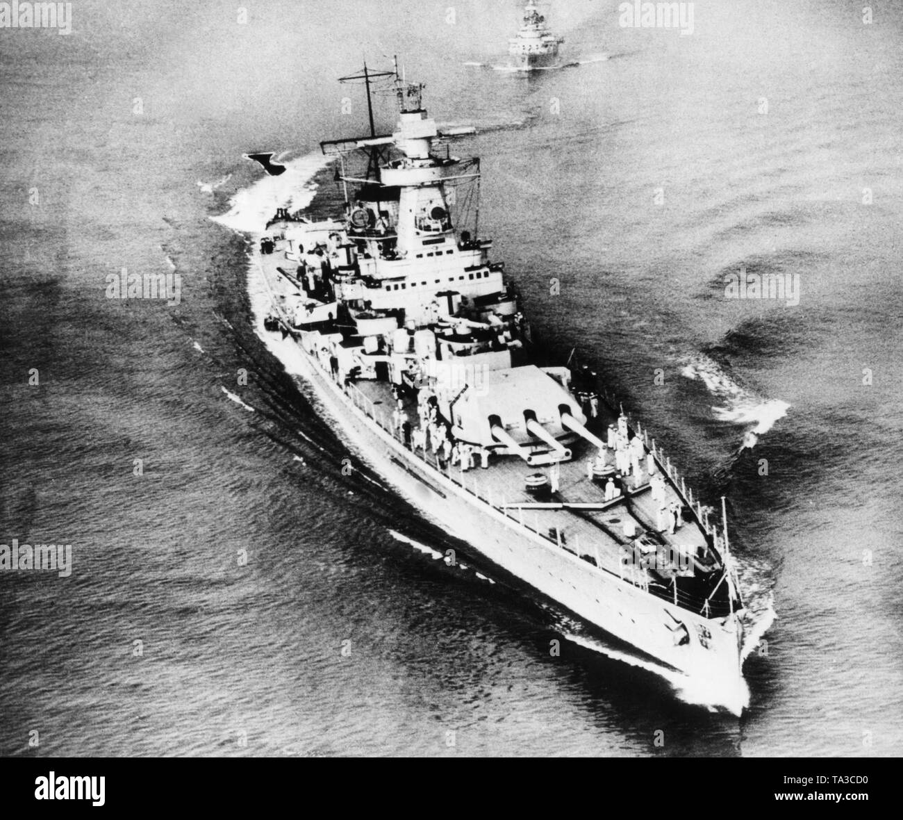 Das Bild zeigt im Vordergrund das pocket Panzerkreuzer "Admiral Graf Spee" und im Hintergrund die gepanzerten Schiff "Deutschland", das auf Hitlers um "Luetzow' auf 15.11.1939 umbenannt wurde und als schwere Kreuzer. Die Schiffe sind im Englischen Kanal und fahren in Richtung Atlantik. Stockfoto
