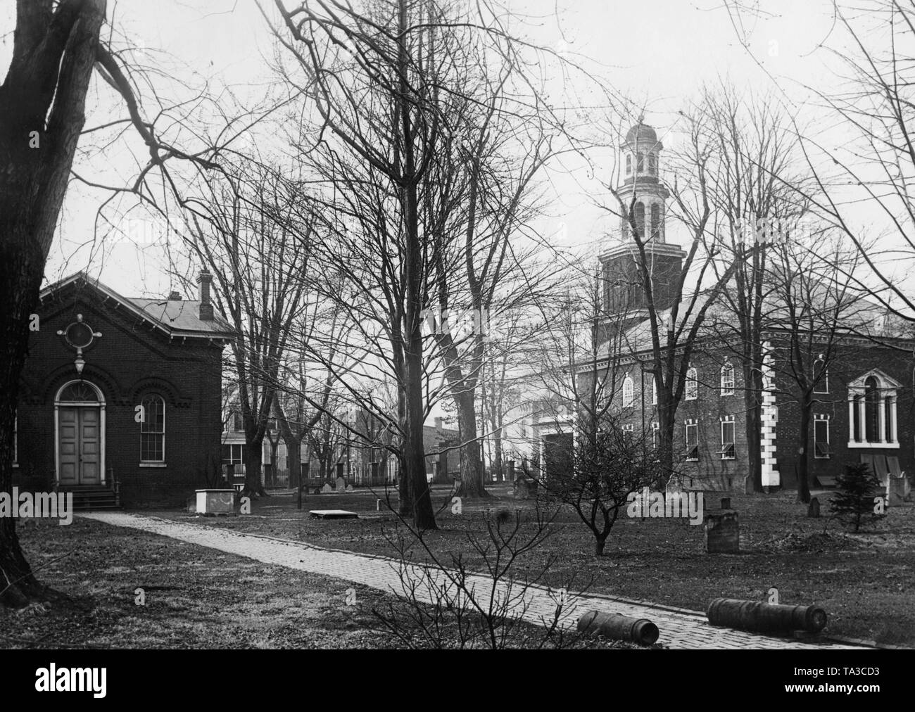 Auf dem Gelände des historischen Christus Kirche im US-Staat Virginia. Auf der linken Seite das Gebäude der Kirchenverwaltung. Auf der rechten Seite die Kirche. Die Kirche Friedhof ist die Heimat einiger der George Washington's Zeitgenossen und Freunde. Stockfoto