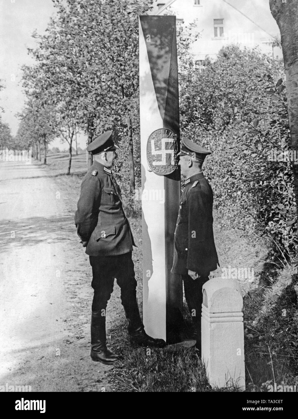 Zwei Männer in Uniform vor der Post eine Grenze zwischen Deutschland und dem Sudetenland im Als am 24. September 1938. Die angefügten Zeichen wurde mit einem Hakenkreuz gemalt. Stockfoto