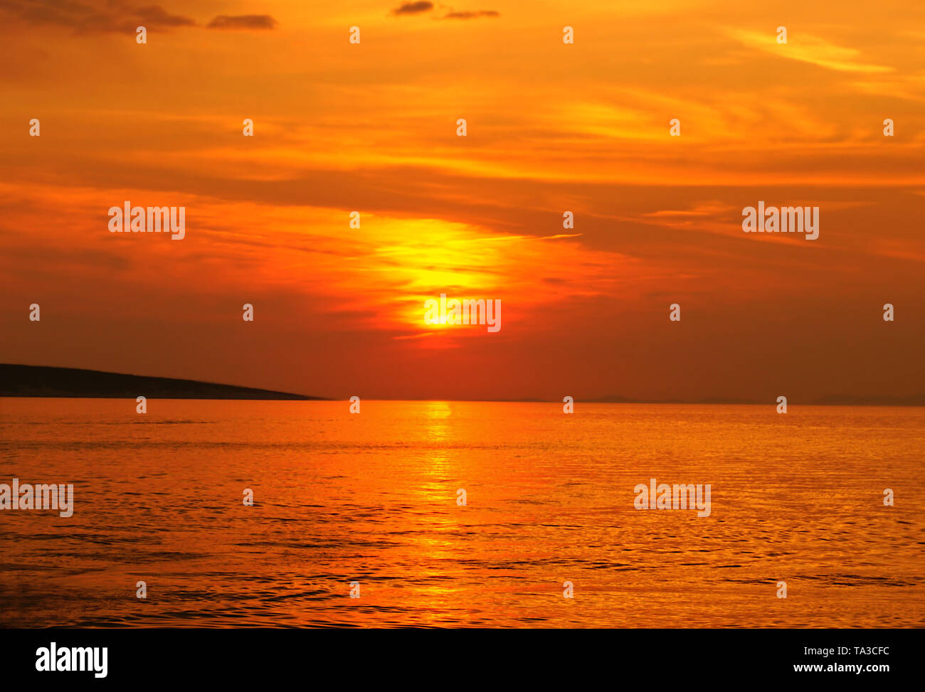 Sommer Meer Sonnenuntergang im schönen dunklen Orange und Gelb Farbe Ton Stockfoto