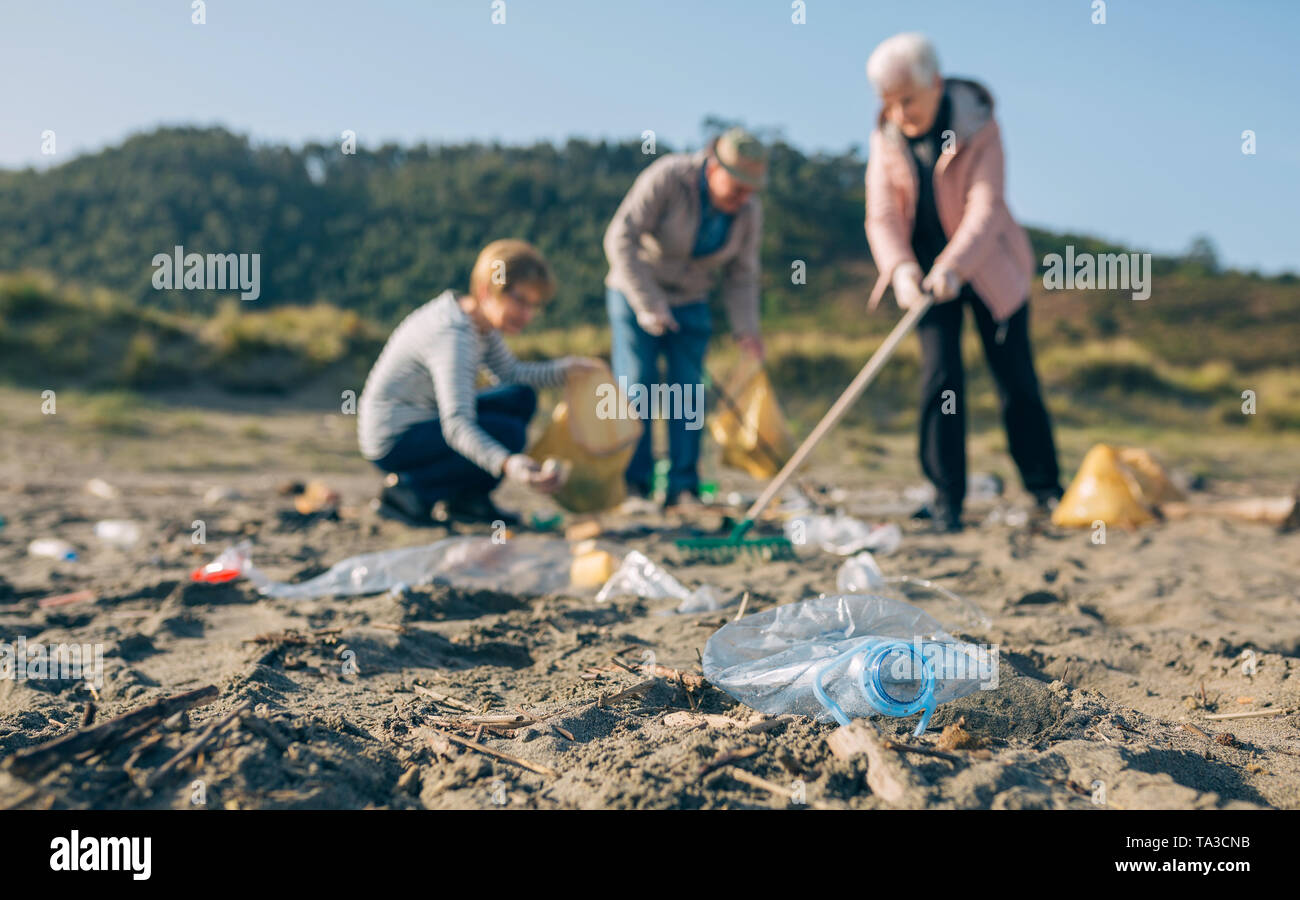 Ältere Freiwillige Reinigung der Strand Stockfoto