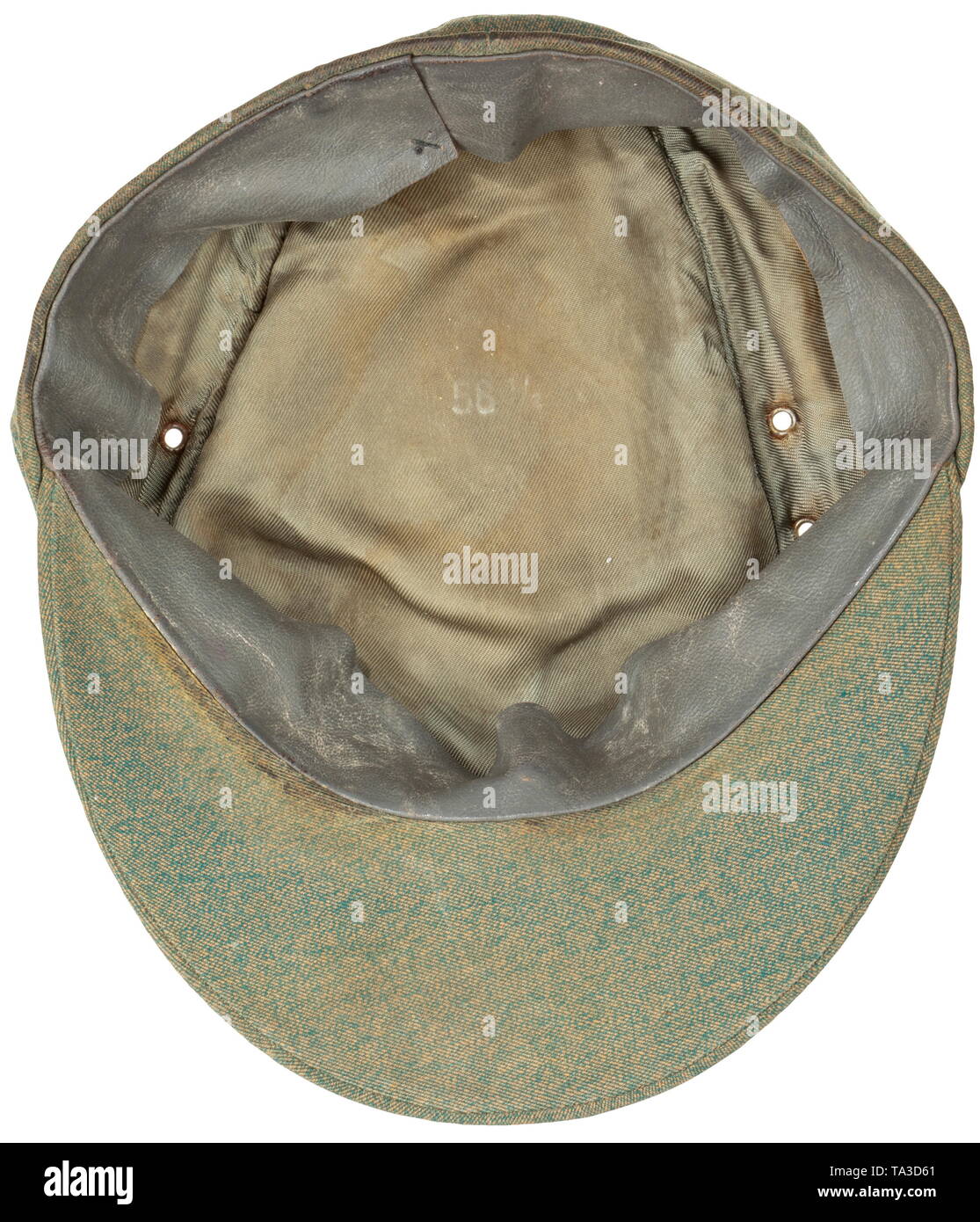 Ein Feld cap M43 für Polizei Führer Kammerstück aus Augenfarbe: braun meliertem Drillich-Tuch, umlaufende Offizierslitze, Lüftungsnieten aus grün lackiertem Eisenblech, hellgrünes Innenfutter mit Größenstempelung '56 1/2', graues, Schweißleder maschinenvernähter BeVo-gewebter Mützenadler. historischen, historische, 20. Jahrhundert, Additional-Rights - Clearance-Info - Not-Available Stockfoto