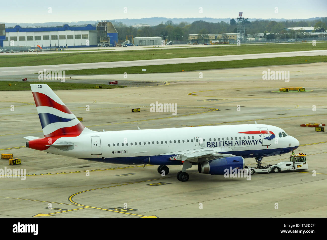 Der Flughafen London Gatwick, ENGLAND - April 2019: British Airways Airbus A319 jet Zurück zum Abflug am Flughafen Gatwick gedrückt wird Stockfoto
