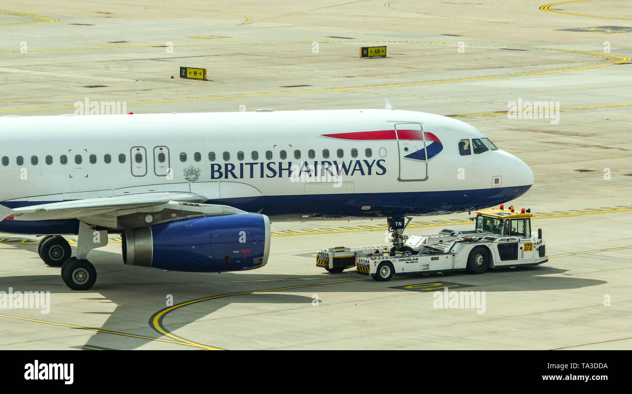 Der Flughafen London Gatwick, ENGLAND - April 2019: British Airways Airbus A320 jet Zurück zum Abflug am Flughafen Gatwick gedrückt wird Stockfoto