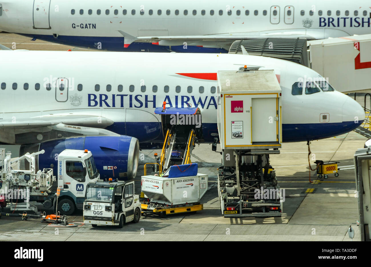 Der Flughafen London Gatwick, ENGLAND - April 2019: Alpha catering scissor-Stapler laden Essen in einen British Airways Jet am Flughafen Gatwick Stockfoto