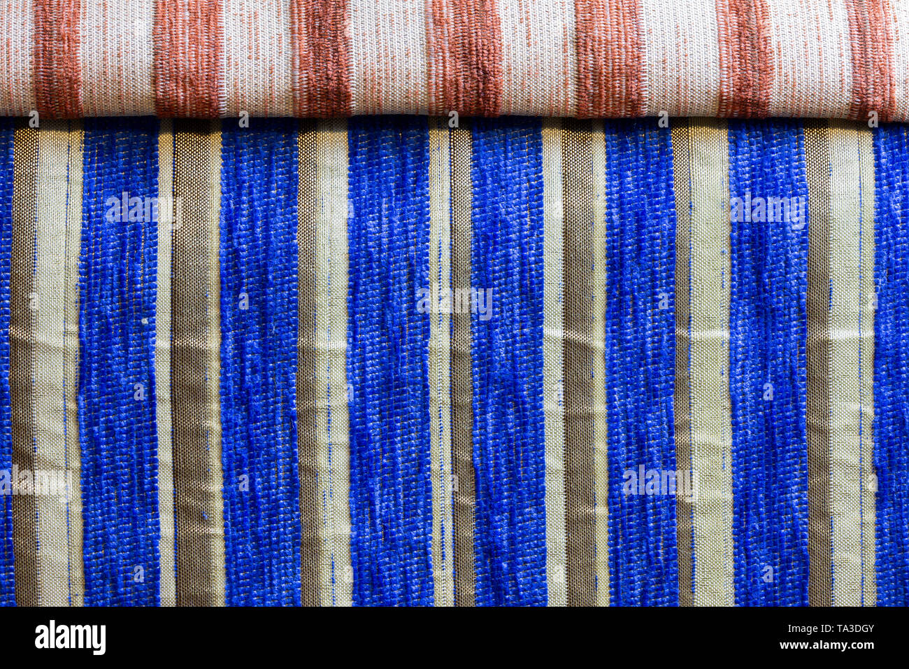 Blau gestreiften synthetische Gewebe Möbelstoff close-up Textur und Hintergrund Stockfoto