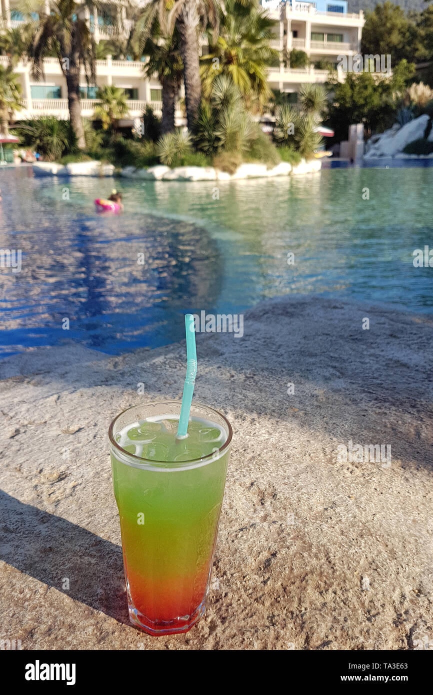 Bunten tropischen Cocktail in der Nähe des Pool. Exotische Sommer Urlaub. Stockfoto