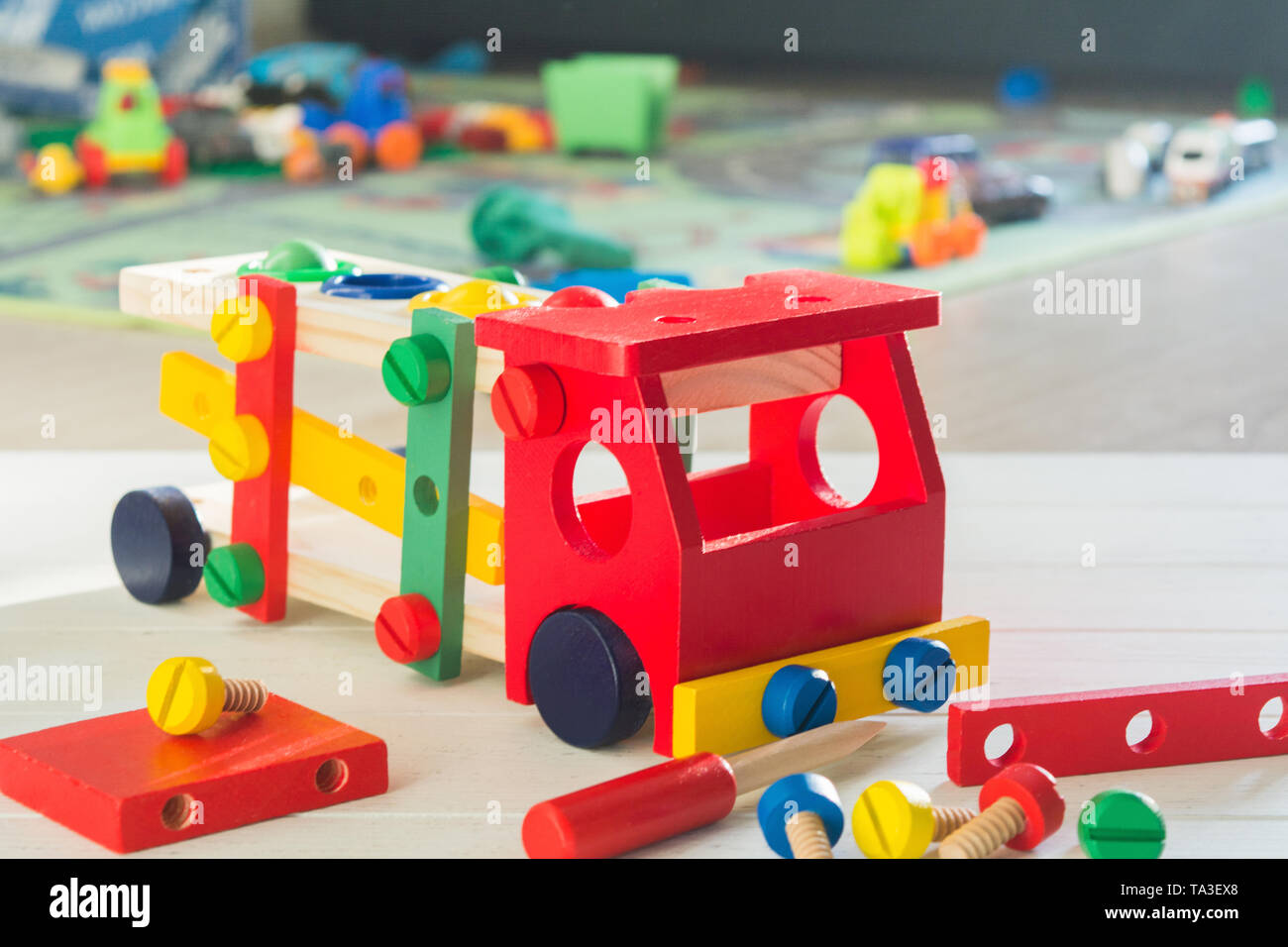 Spielzeug aus Holz auto Konstruktor im Kinderzimmer. Selektive konzentrieren. Vorschulische Bildung Konzept mit bunten Details. Stockfoto