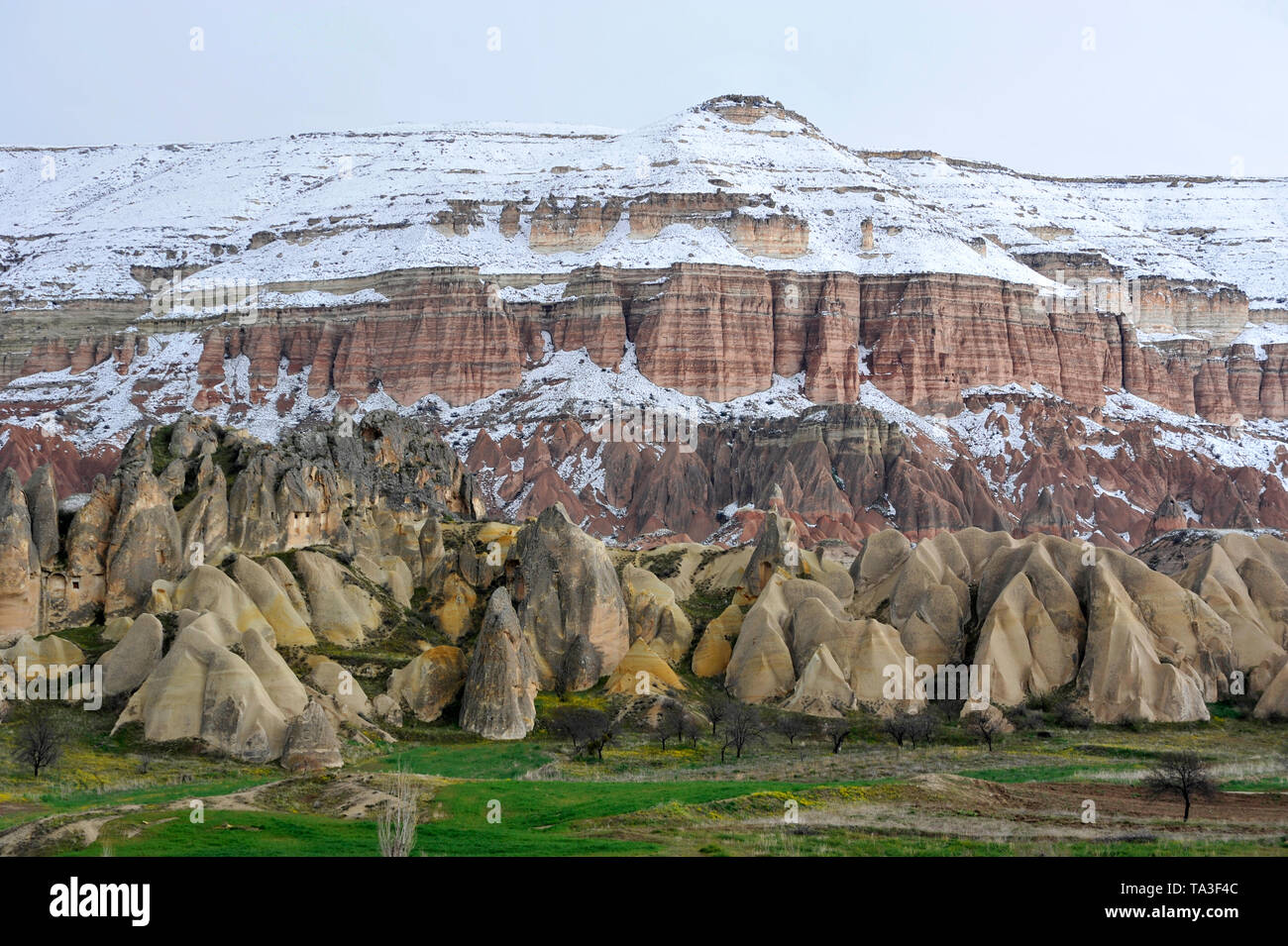 Blick auf ungewöhnliche geologische Formationen und Schnee in Kappadokien, Türkei. Stockfoto