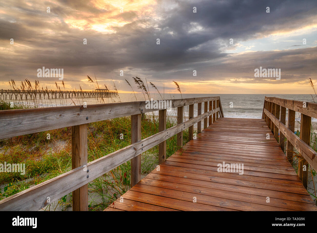 Sunrise entlang der Promenade über eine Sanddüne in Myrtle Beach, South Carolina Stockfoto