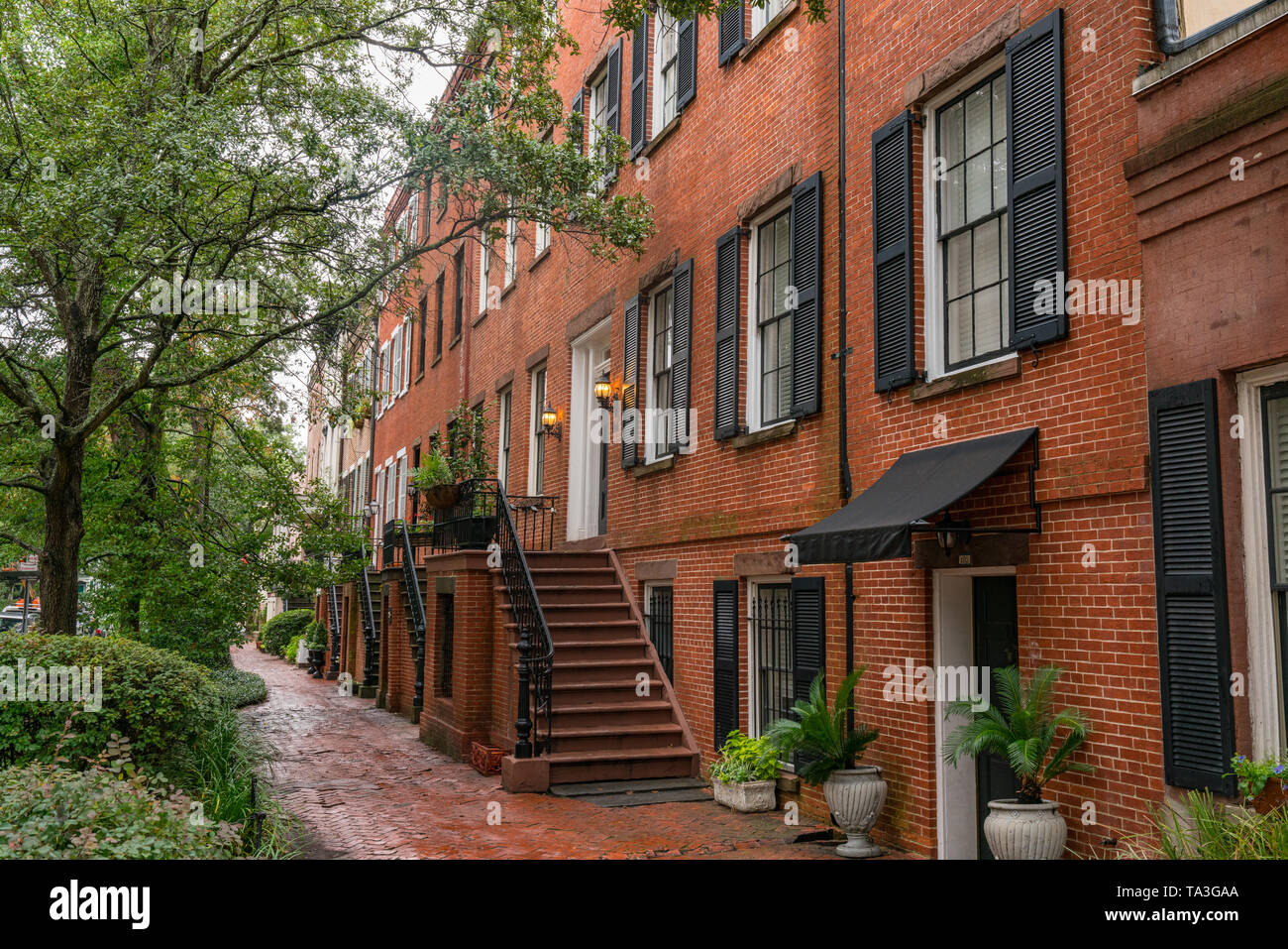 Savannah, GA - November 5, 2018: Historische Ziegel Townhomes in Savannah, Georgia Stockfoto