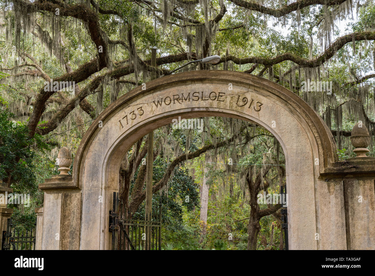 Savannah, GA - November 4, 2018: Gate Eingang zum historischen Wormsloe Plantage in der Nähe von Savannah, Georgia Stockfoto
