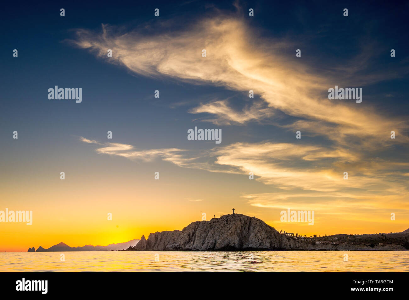 Schönen Sonnenuntergang der Marine mit Bergen silhouets. Das Meer vor der Küste von Cabo San Lucas. Golf von Kalifornien (auch bekannt als die See von Cortez, Meer o Stockfoto