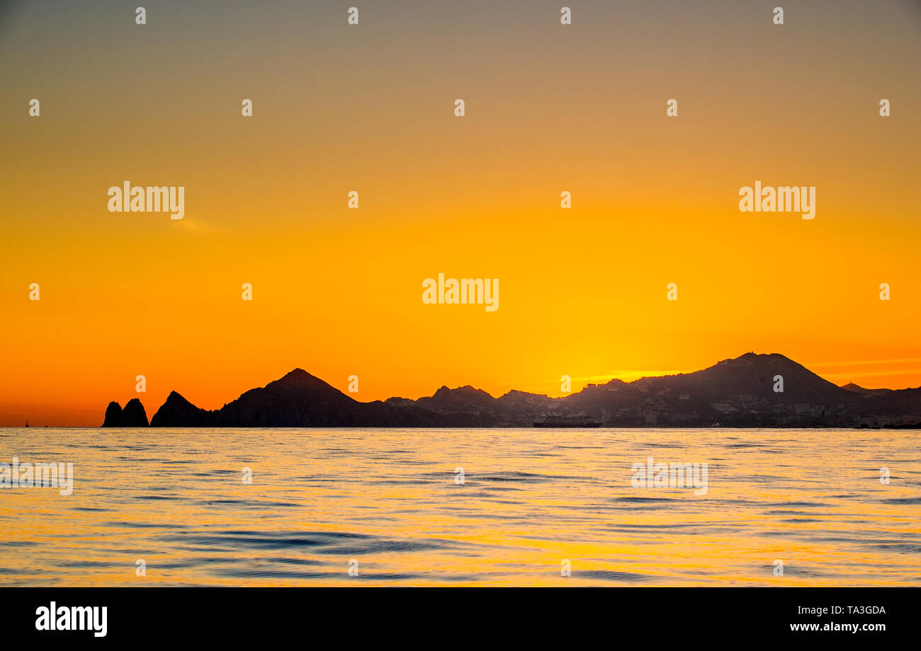 Schönen Sonnenuntergang der Marine mit Bergen silhouets. Das Meer vor der Küste von Cabo San Lucas. Golf von Kalifornien (auch als die See von Cortez bekannt, Stockfoto