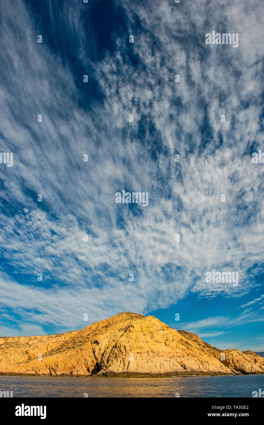 Rocky Mountain Ufer und blauer Himmel mit weißen Wolken. Die Küste der Sea Of Cortez. Mexiko Stockfoto