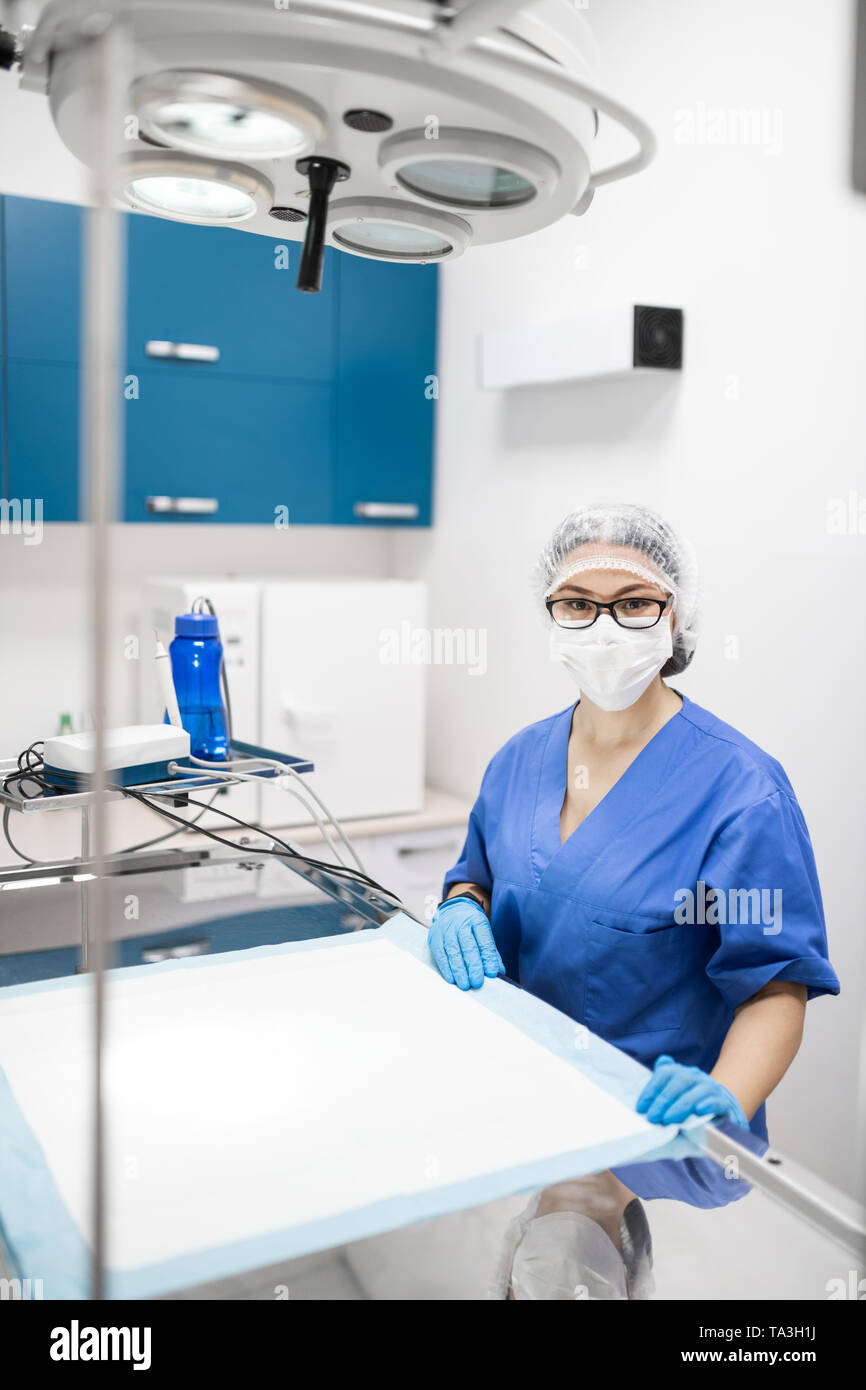 Weibliche Berufsbildung stehen in der Nähe des Tisches in Tierkliniken Stockfoto