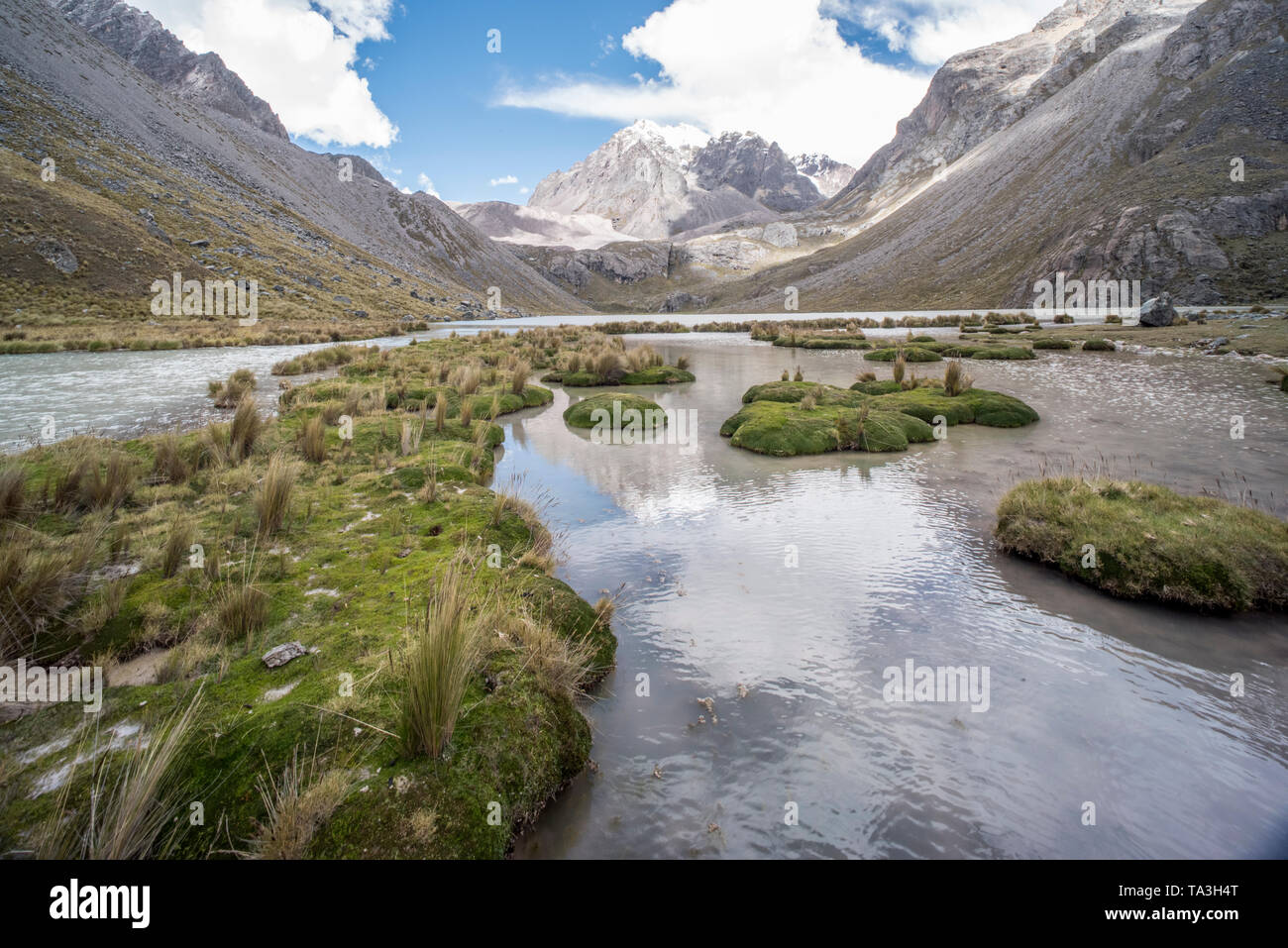 Inmitten der steilen Hänge der Cordillera Vilcanota, ein Teil der Anden im Süden Perus ist es möglich, stehendes Wasser in Gletscher gespeist Seen zu finden. Stockfoto