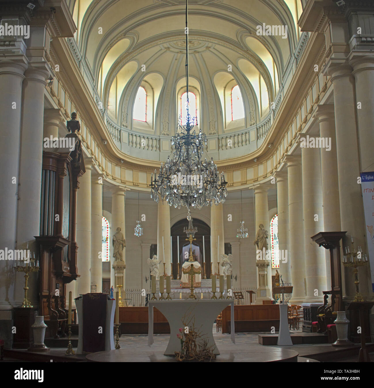 Beeindruckende Innenausstattung einer katholischen Kirche in Avranches, Frankreich Stockfoto