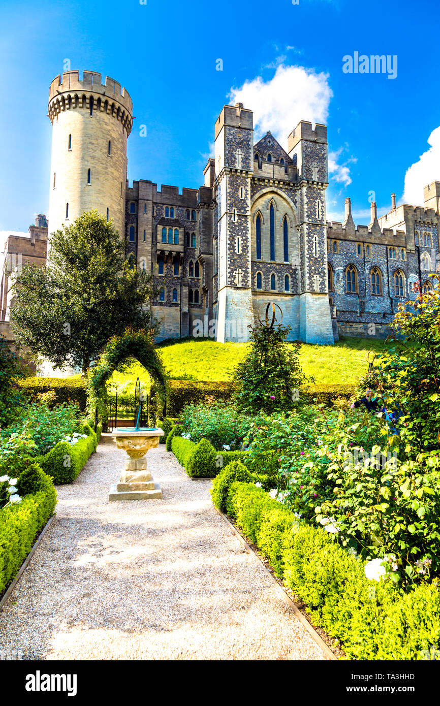 Rosengarten und Arundel Castle, Arundel, Großbritannien Stockfoto