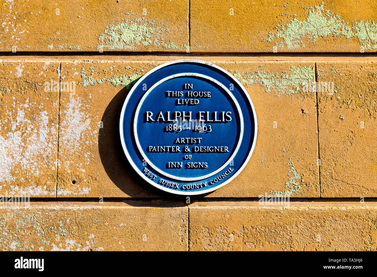 Blaue Plakette für Ralph Ellis, Künstler, Maler und Designer, die in diesem Haus gelebt, Maltravers Street, Arundel, Großbritannien Stockfoto