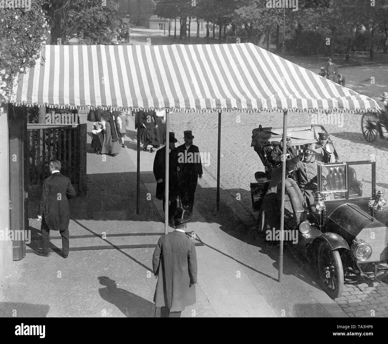 Kronprinz Wilhelm (hinten, links) fährt in seinem Auto an einer Hygiene Kongress, der vom Arzt Kroll organisiert ist. Stockfoto