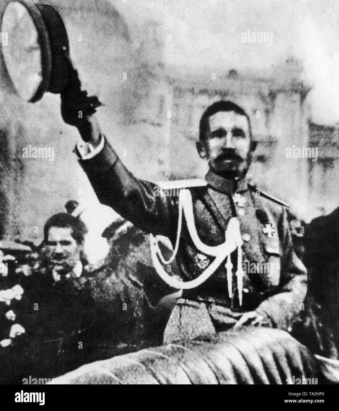 Der letzte Oberbefehlshaber der imperialen russischen Armee, Lavr Georgiyevich Kornilow, vor dem Bolschoi-Theater in Moskau. Kornilow später verpflichtet, einen Putsch gegen die Provisorische Regierung unter Kerenski, sondern ist fehlgeschlagen. Stockfoto