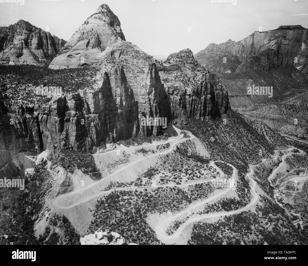 Blick auf die Schräge und kurvenreiche Straße entlang den Berg Carmel-Zion Highway in Richtung Zion Nationalpark. Stockfoto