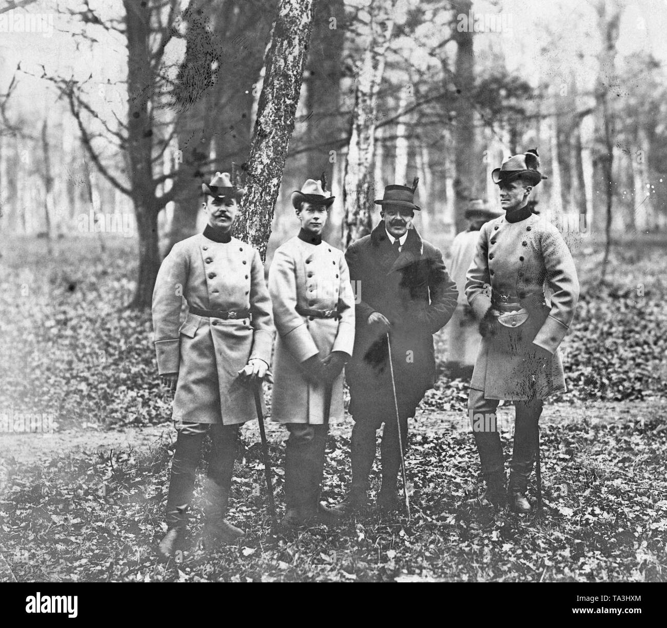Hohenzollern Fürsten auf der Jagd. Von links: Prinz Joachim Albrecht, Kronprinz Wilhelm, Prinz Friedrich Heinrich (ganz rechts). 2. von Rechts: Prinz Hans von Ratibor. Stockfoto