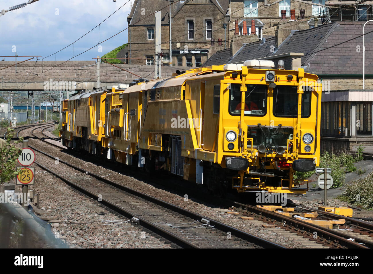 Zwei Harsco Track Technologien Schalter & Kreuzung Stoneblowers, in Netwrk Rail Lackierung, Ankunft in Carnforth Auf der WCML am 20. Mai 2019 Stockfoto