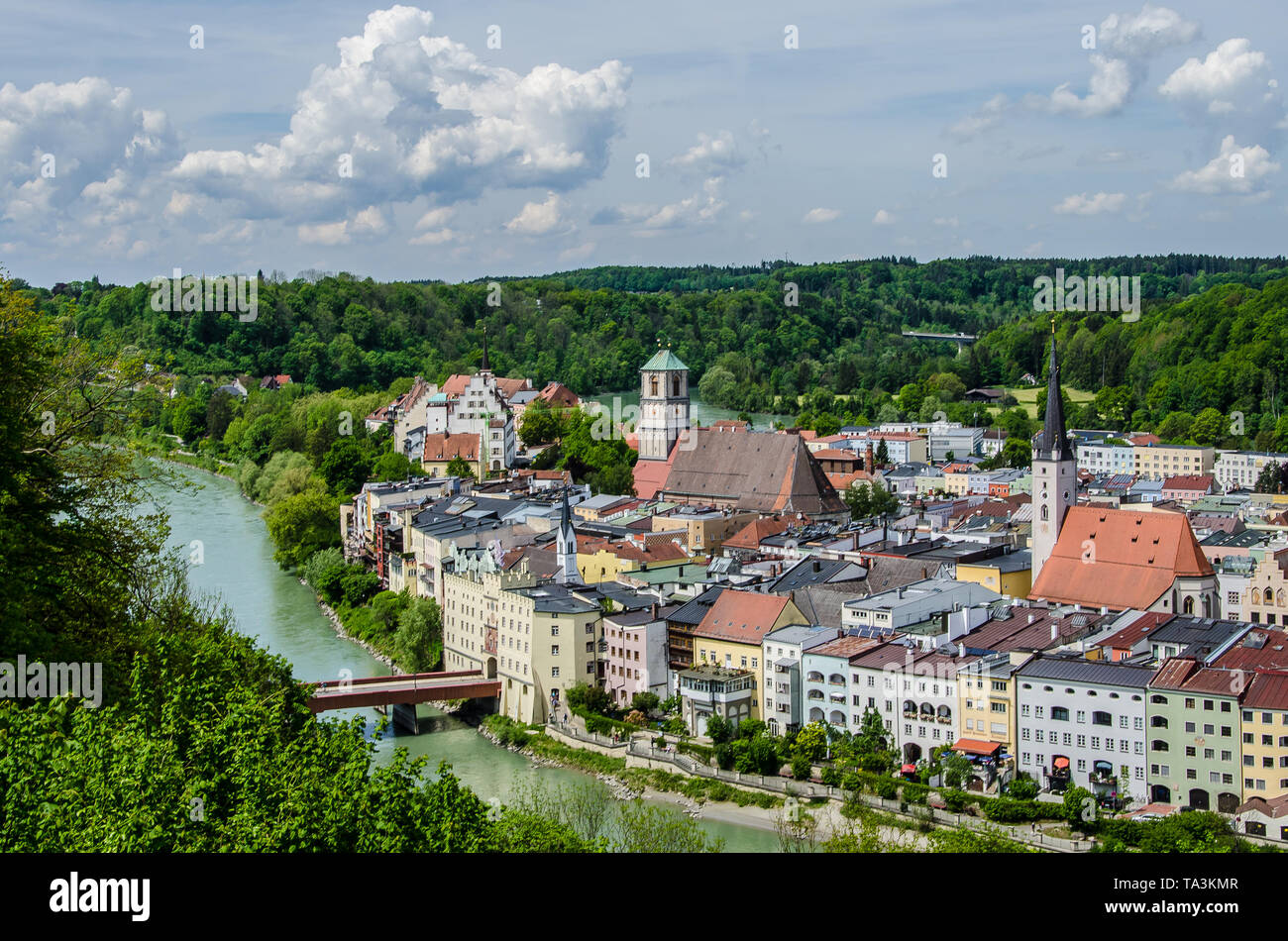 Die kleine Stadt Wasserburg am Inn befindet sich auf einer Halbinsel, gebildet durch den gewundenen Inn Stockfoto