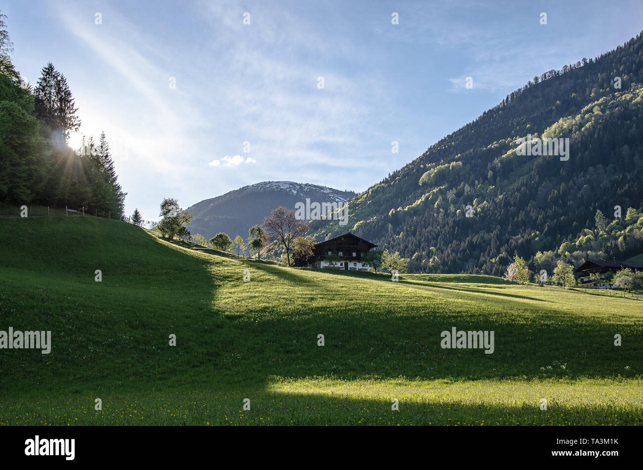 Der Bauernhof liegt auf einem Plateau im Thierseetal Tal im Herzen der Brandenberger Alpen. Stockfoto