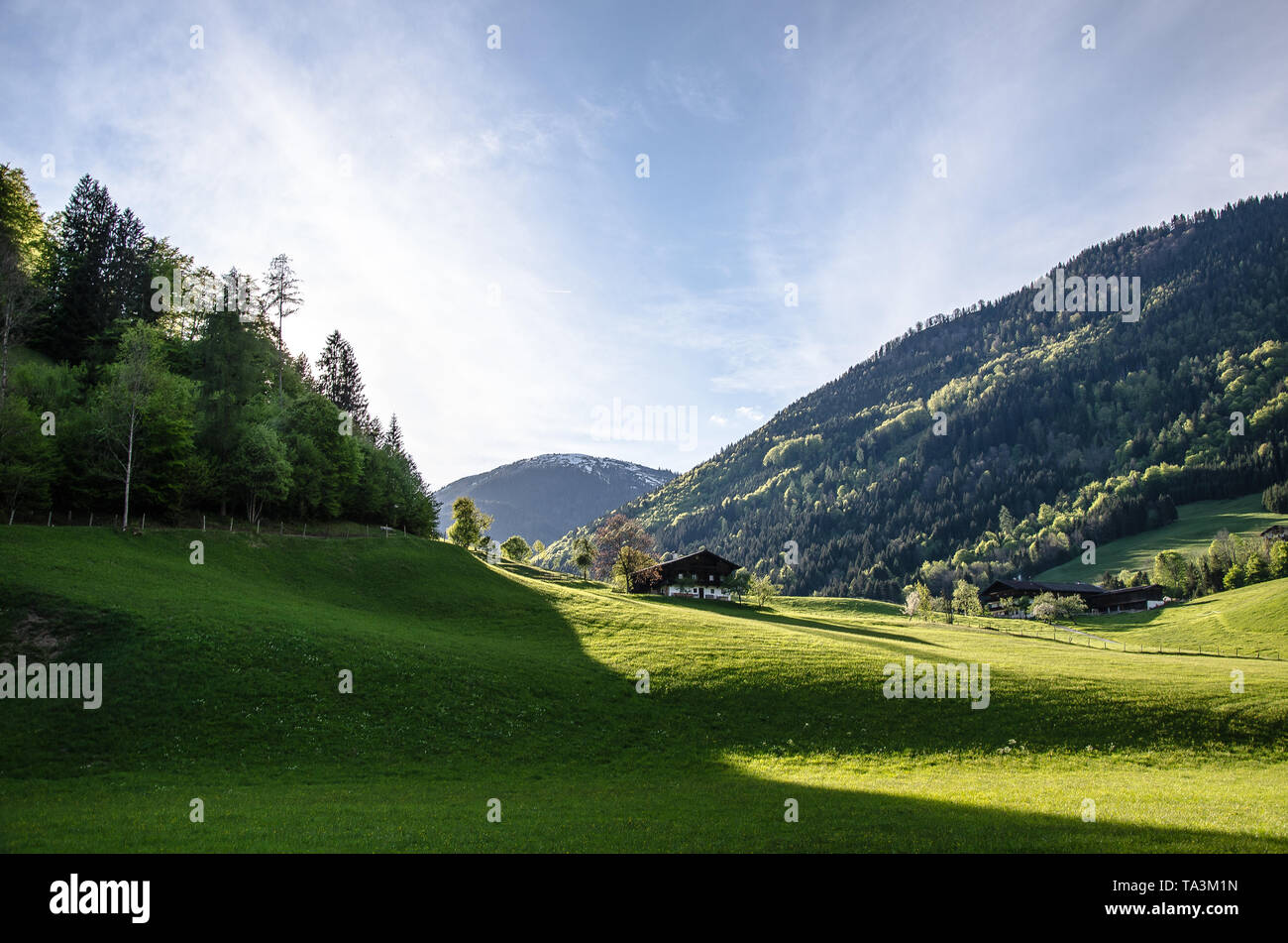 Der Bauernhof liegt auf einem Plateau im Thierseetal Tal im Herzen der Brandenberger Alpen. Stockfoto