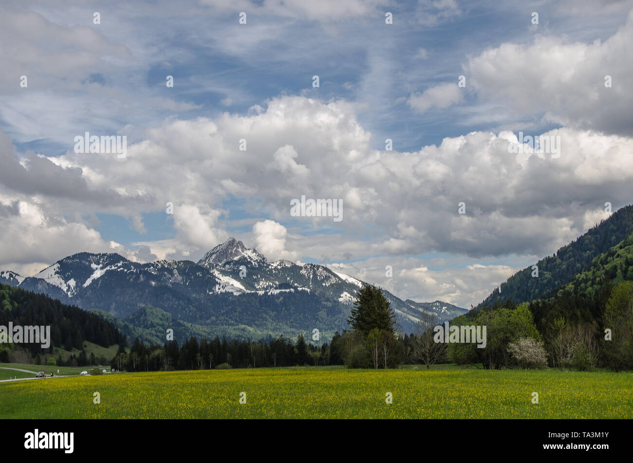 Die imposante Silhouette von 'Wendelstein' kann von weitem erkennbar. Der Berg ist 1838 m hoch und hat sich zu einem beliebten Reiseziel geworden. Stockfoto