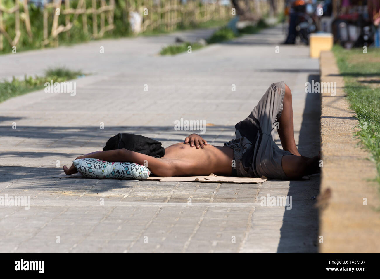 Manila, Philippinen - Mai, 18, 2019: ein armer Mann auf den Straßen von Manila liegen, schlafen Stockfoto
