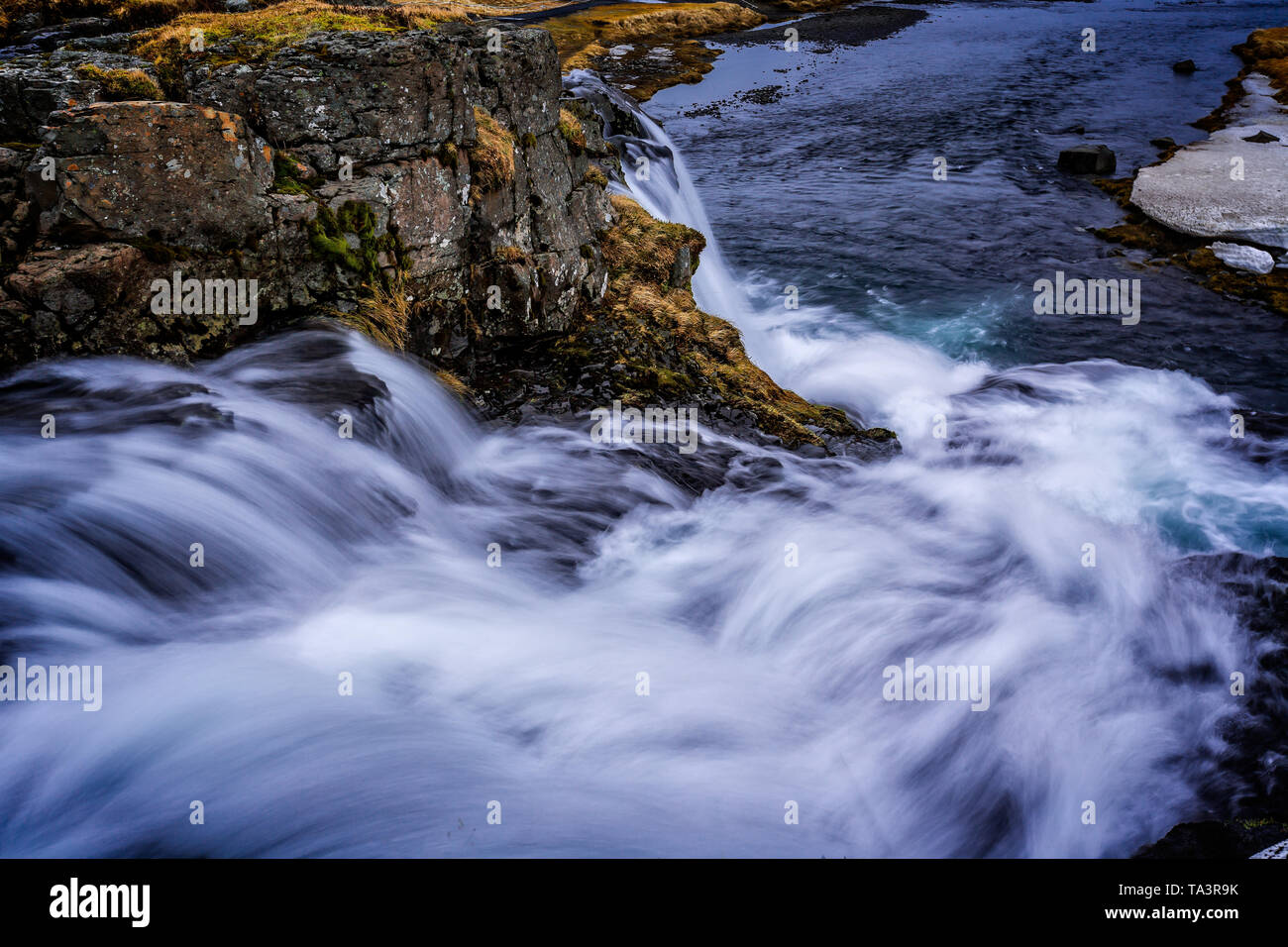 Künstlerische Blick auf die Kraft des Wassers fallen am Mount Kirkjufell Stockfoto