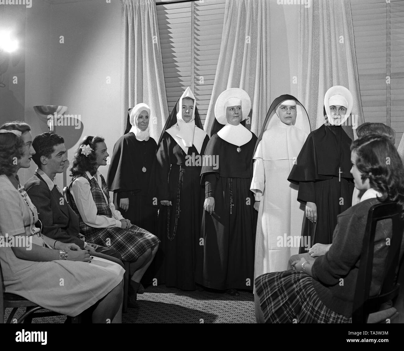 Katholische Nonnen, die ausgerichtet werden, um die Anzeige von verschiedenen Moden der Gewohnheiten. Chicago, IL, 1944. Bild von 4x5 Zoll Kamera negativ. Stockfoto