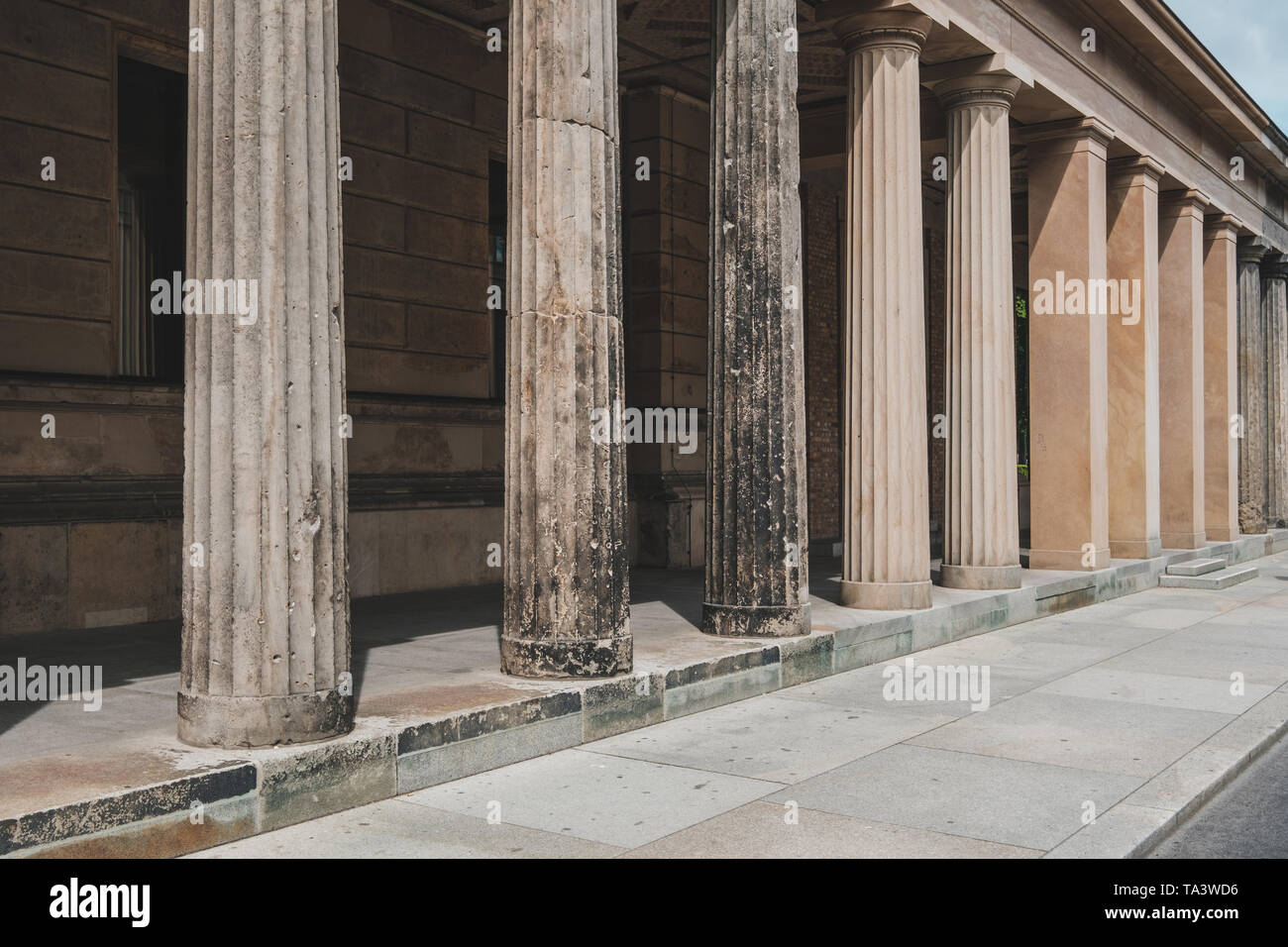 Alte und neue Spalten an restaurierten historischen Fassade an der Museumsinsel - antike Architektur Stockfoto