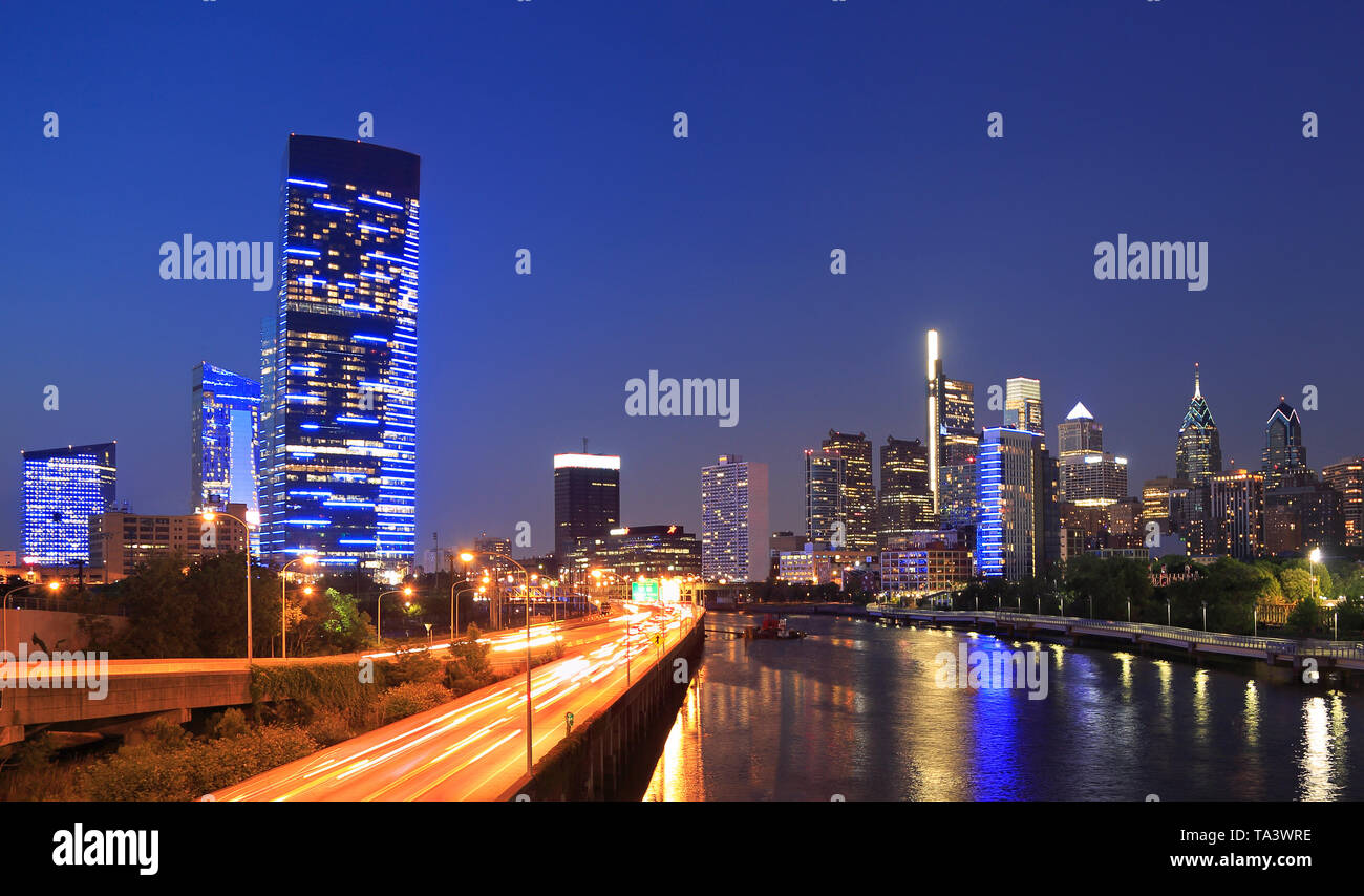 Philadelphia Skyline bei Nacht mit dem Schuylkill River im Vordergrund Stockfoto